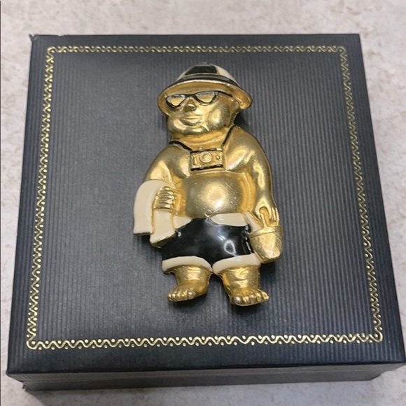VINTAGE AJC FIGURAL”BEACH TOURIST” GOLD TONE BROOCH - Picture 3 of 7